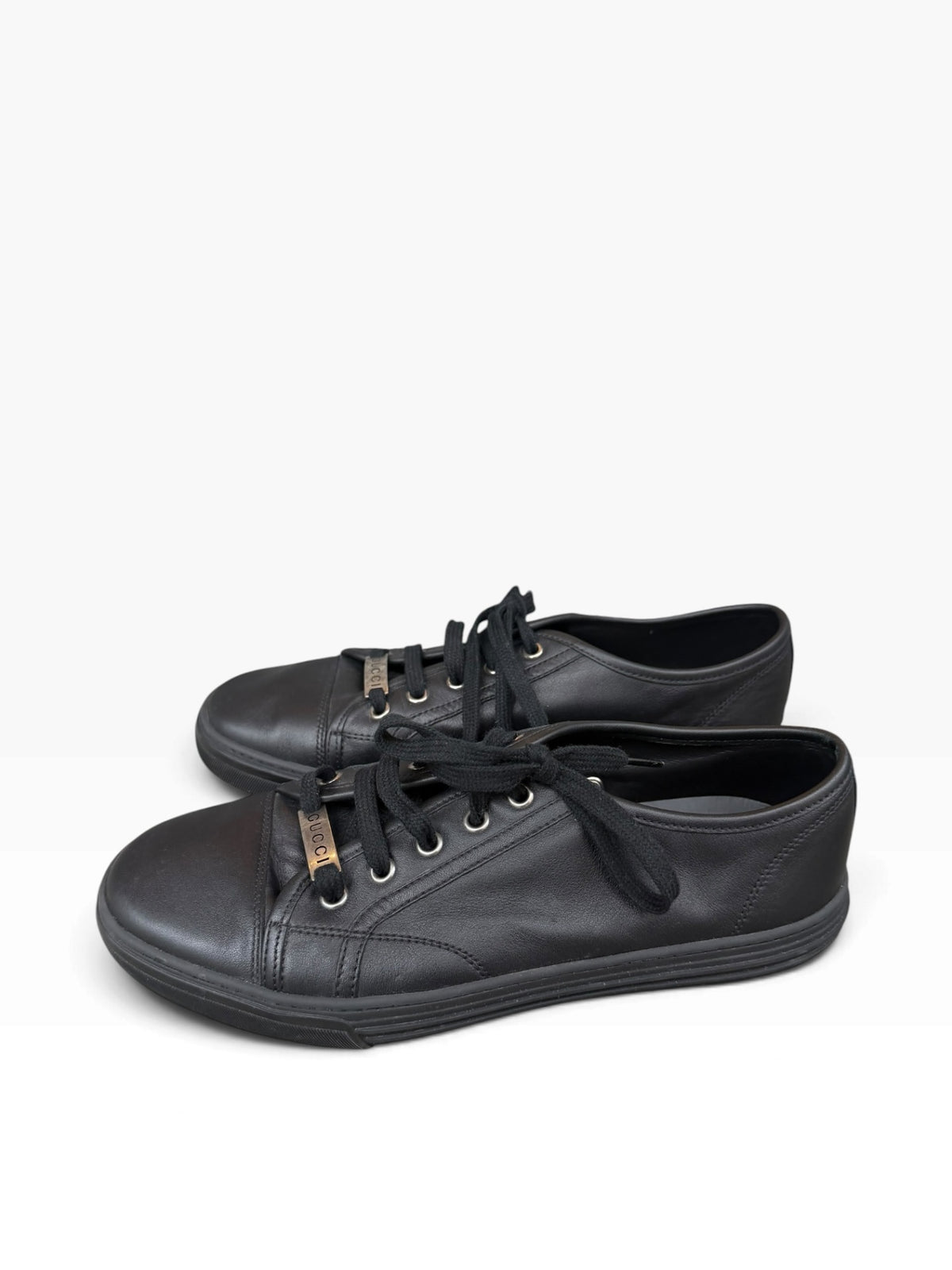 Pre-Loved Gucci Ledersneaker mit Logo-Plakette